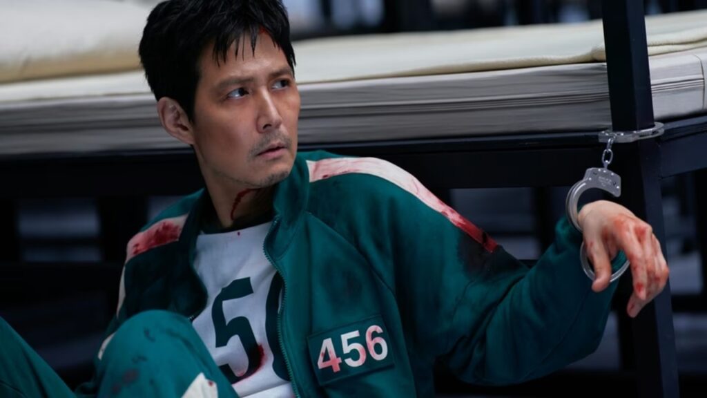 Gi-hun esposado a cama en 'El juego del calamar'