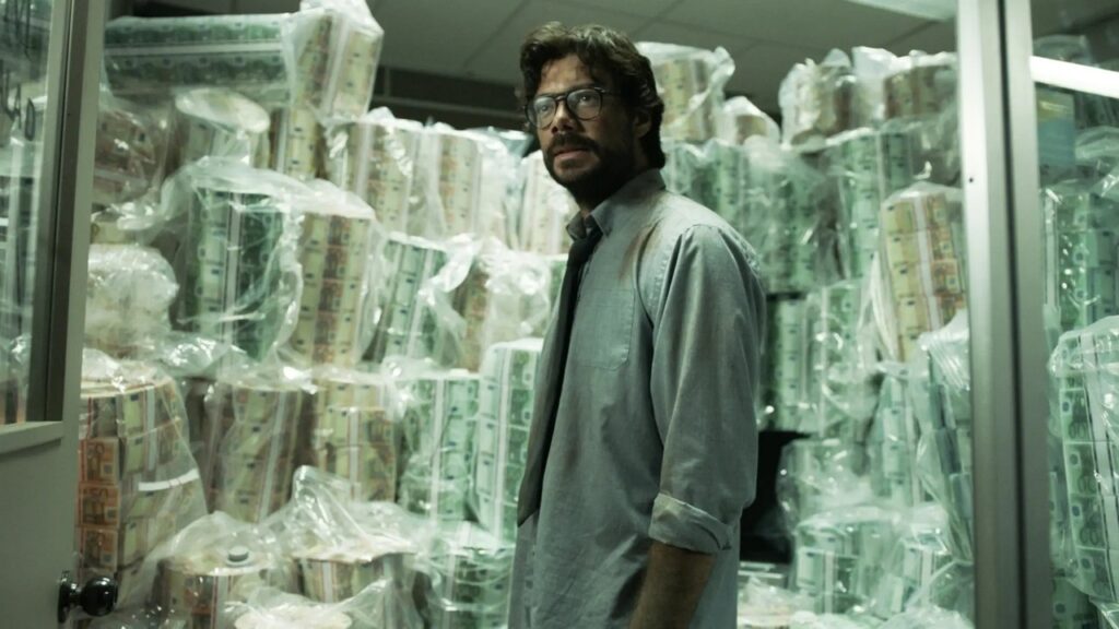 El profesor junto a golsas de billetes en 'La casa de papel'