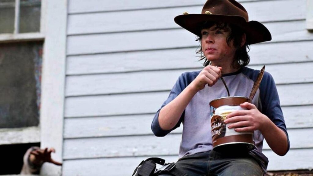 Carl con sombrero en 'The walking dead'