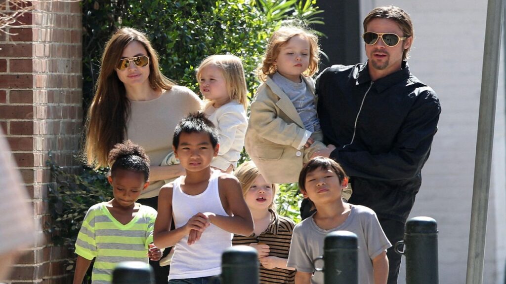 Angelina Jolie y Brad Pitt con sus hijos
