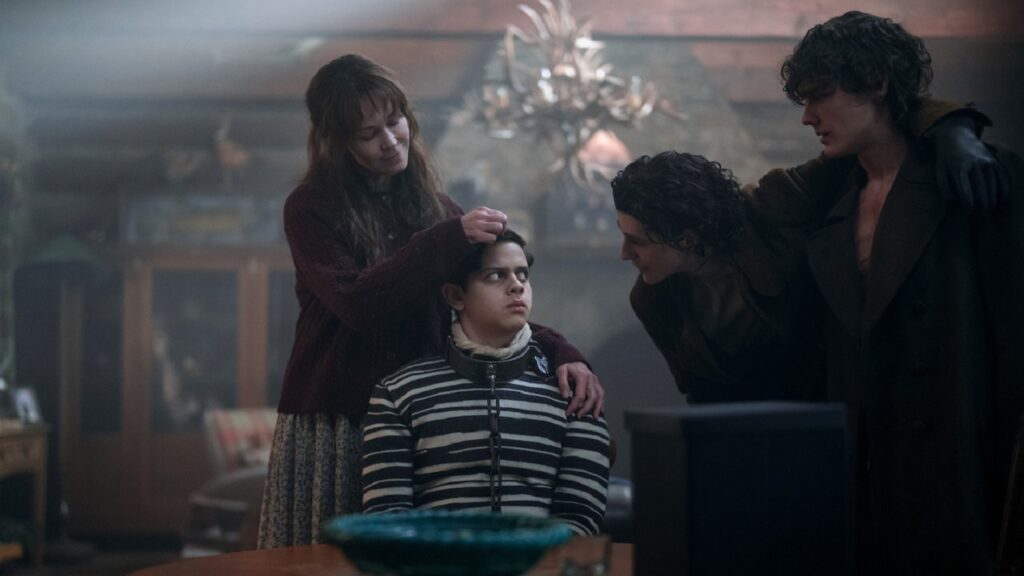 Françoise Night con Pugsley atado en 'Miércoles'