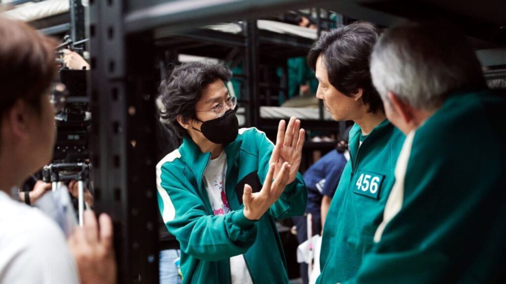 Hwang Dong Hyuk dirigiendo 'El juego del calamar'