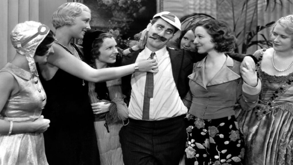 Groucho Marx con varias mujeres