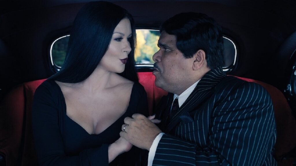 Catherine Zeta Jones y Luis Guzmán en 'Miércoles'