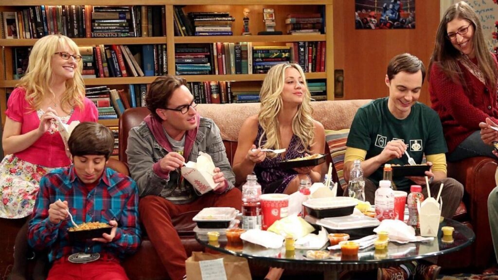 Escena de comida en el sofá en 'Big Bang'