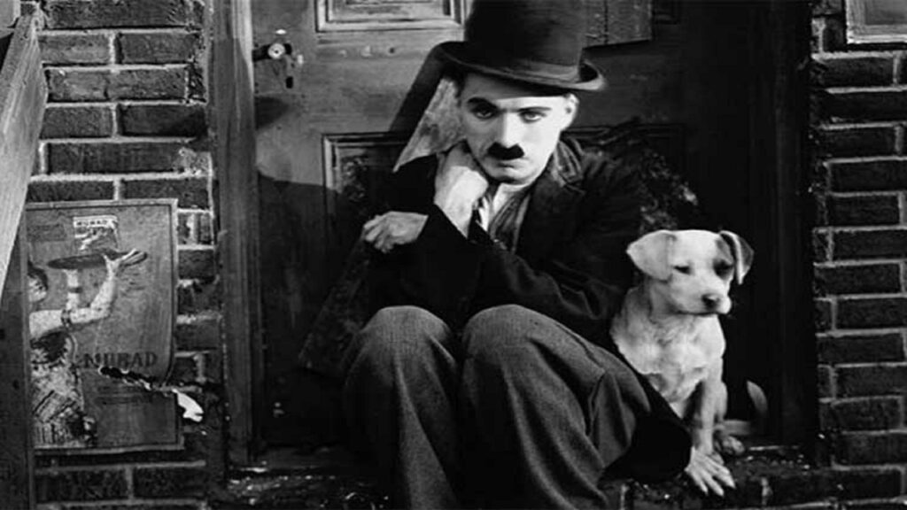 Charles Chaplin como charlot con perrito