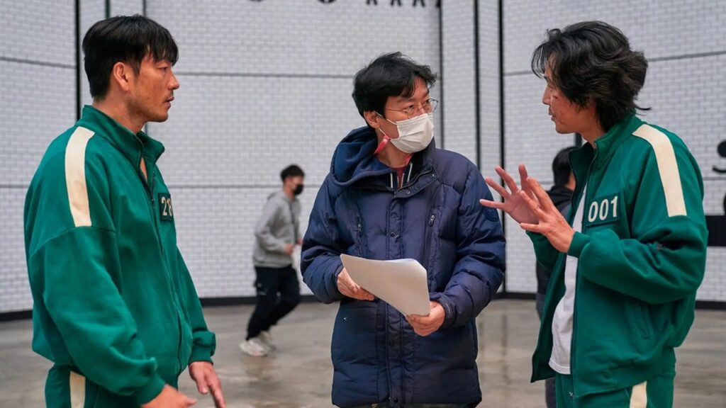 Director hablando con los actores de 'El juego del calamar'
