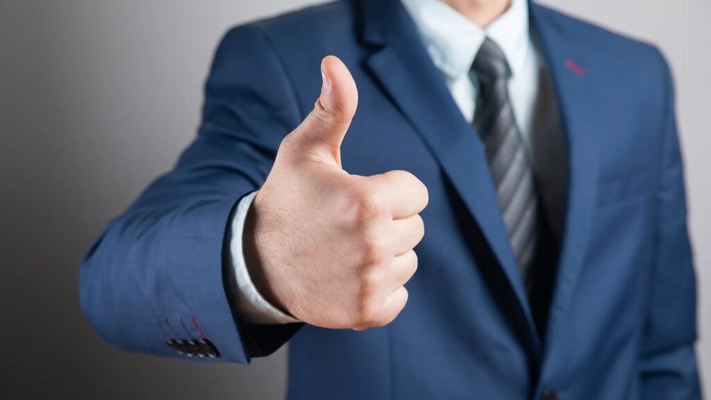 Señor trajeado con pulgar arriba