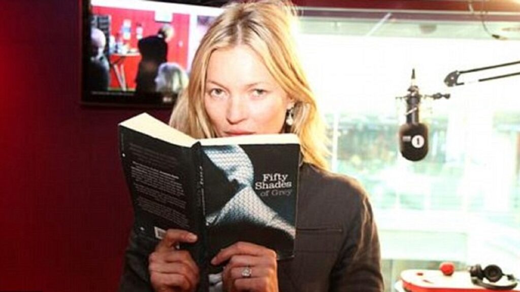Kate Moss leyendo el libro de 'Cincuenta sombras de Grey'