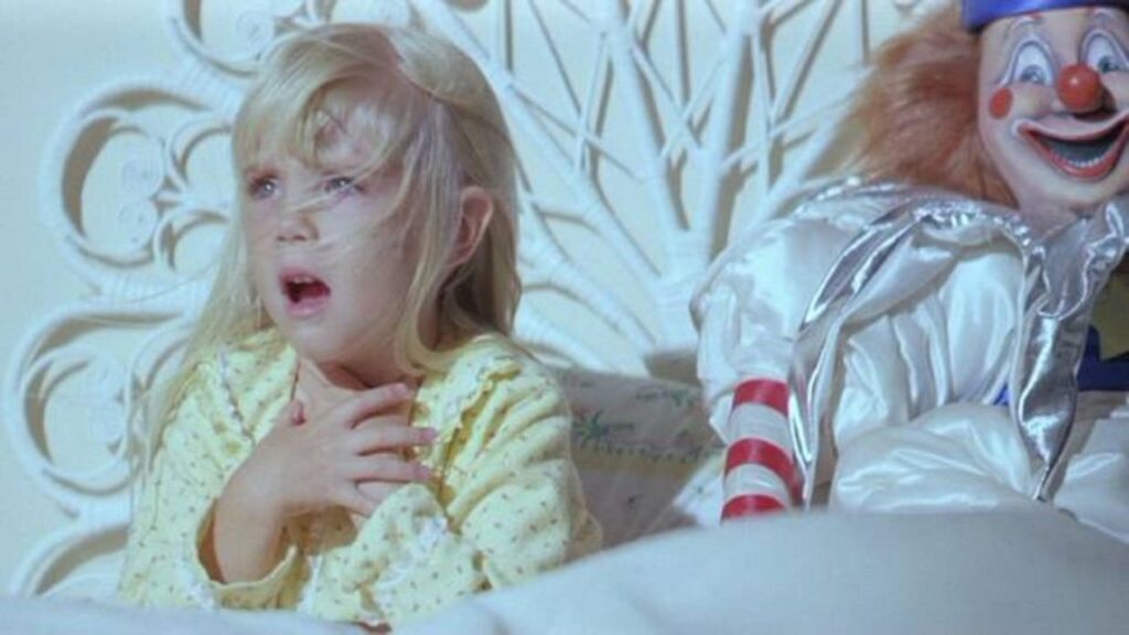 Escena de 'Poltergeist' con la niña rubia asustada