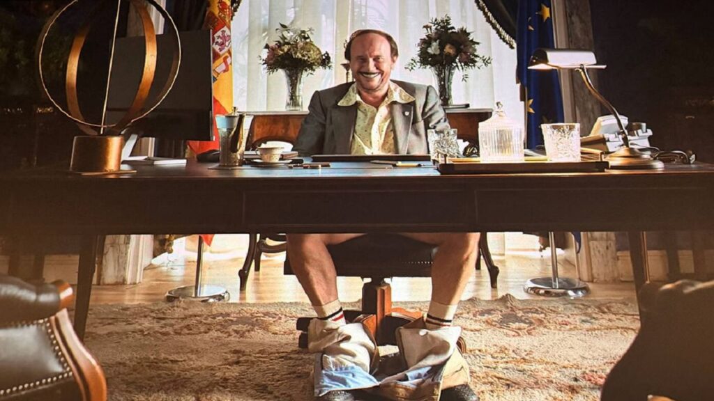 SantiagoSegura con los pantalones bajados en 'Torrente presidente'