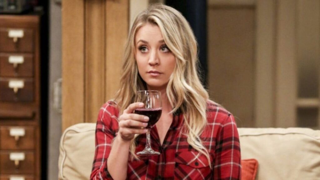Penny bebiendo vino en 'Big Bang'