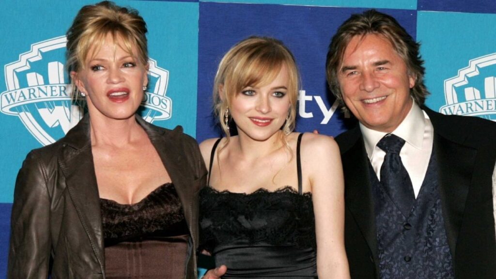 Dakota Johnson con sus padres