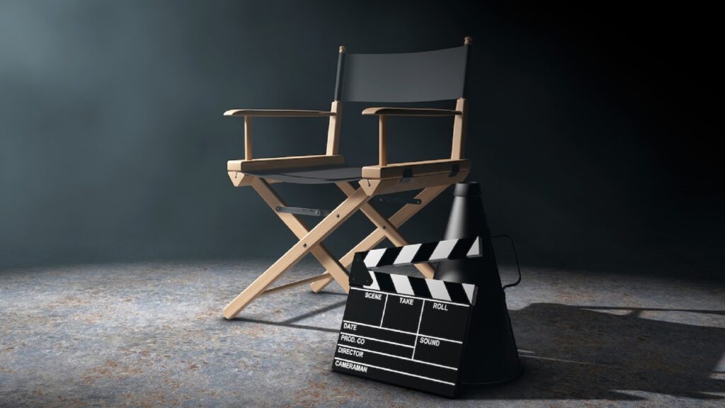 Silla de director de cine y claqueta