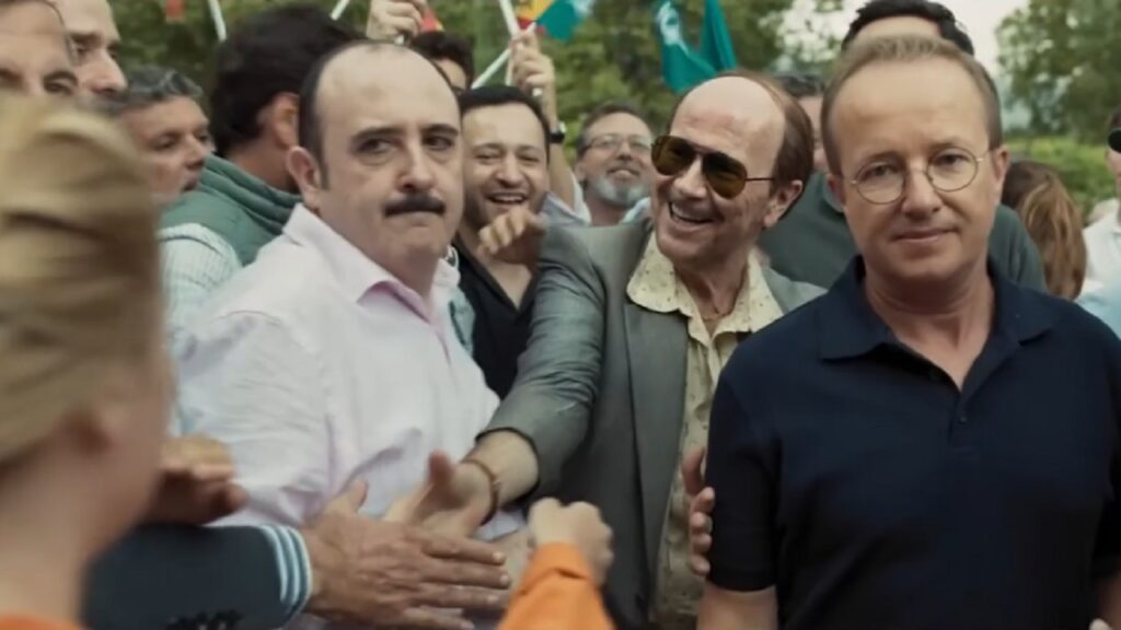 Escena de 'Torrente presidente' dando la mano a la gente