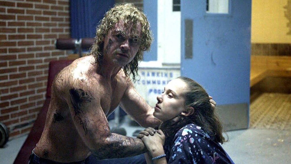 Billy agarra por el cuello a Eleven en 'Stranger things'