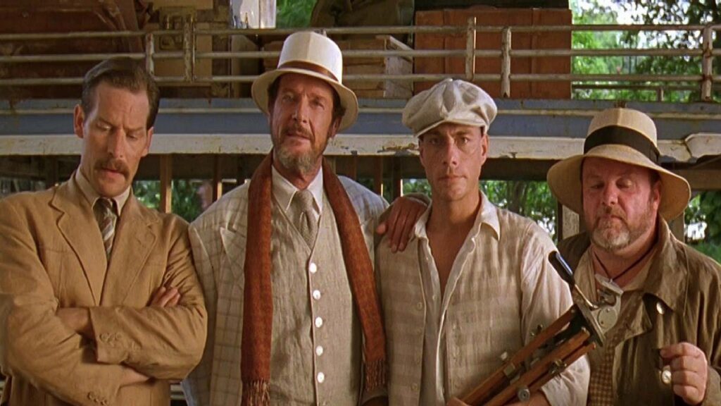 Roger Moore y Jean-Claude Van Damme en una escena de 'The Quest'