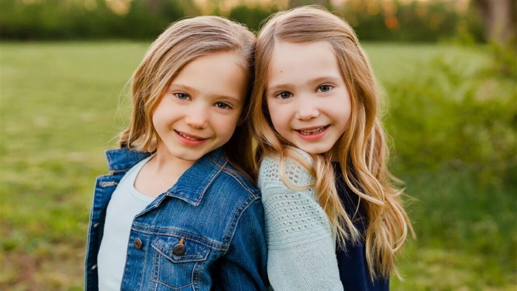 Gemelas que interpretan a la hermana de Mike en 'Stranger things'