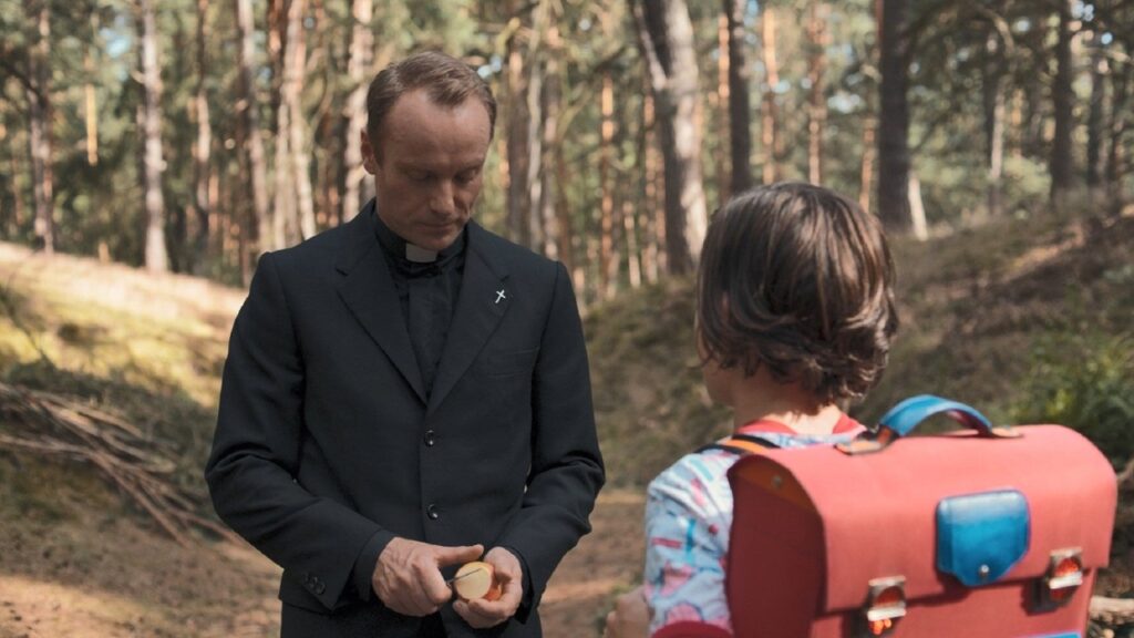 Noah pelando una manzana en 'Dark'