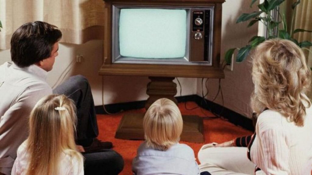 Familia viendo la televisión