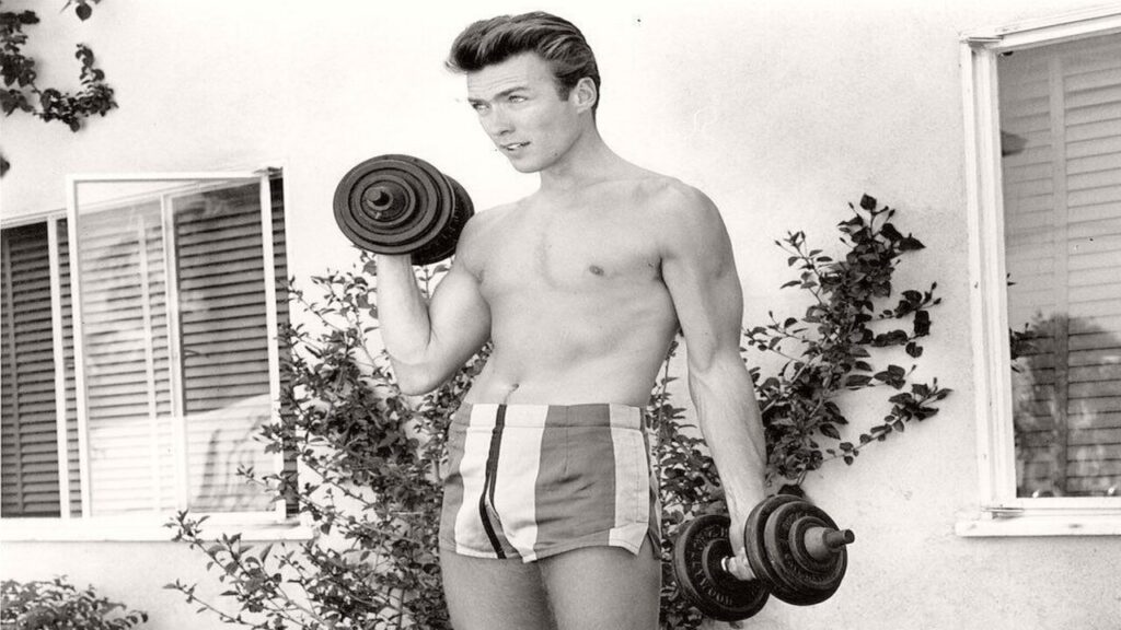 Clint Eastwood haciendo pesas de joven