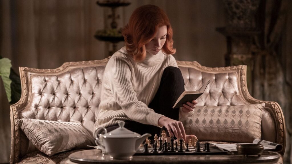 Beth leyendo un libro en 'Gambito de dama'