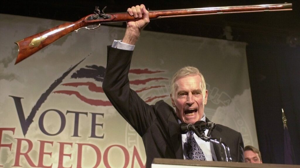 Charlon Heston con un winchester