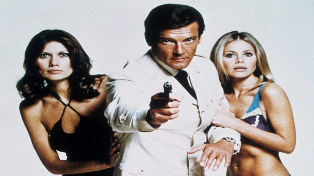 Roger Moore con actrices de 'El hombre de la pistola de oro'