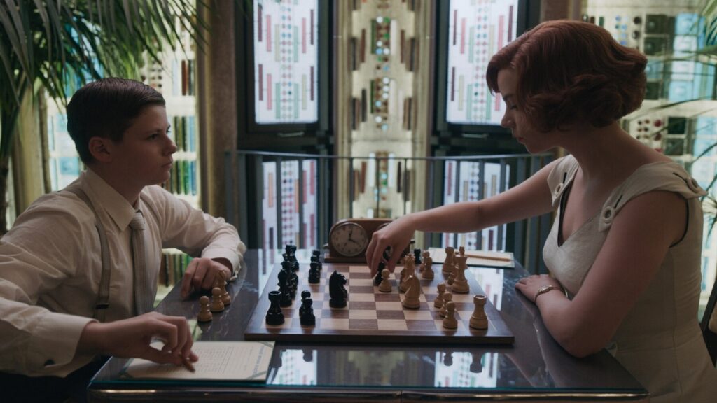 Beth Harmon en 'Gambito de dama' jugando partida con un niño