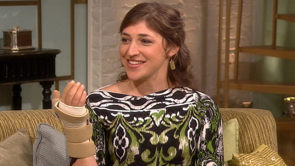 Mayim Bialik con muñeca vendada