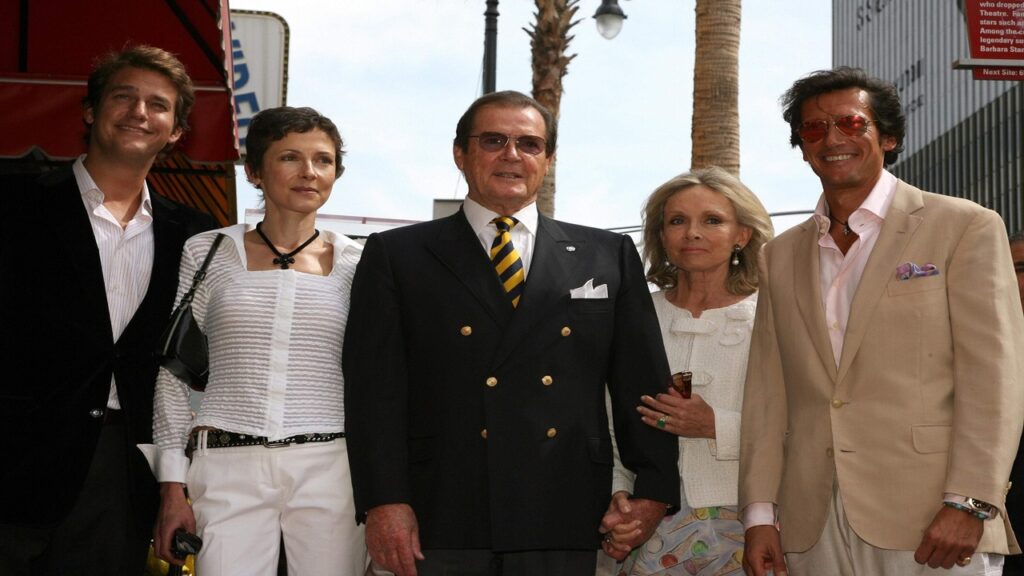 Roger Moore con su familia en el paseo de la fama
