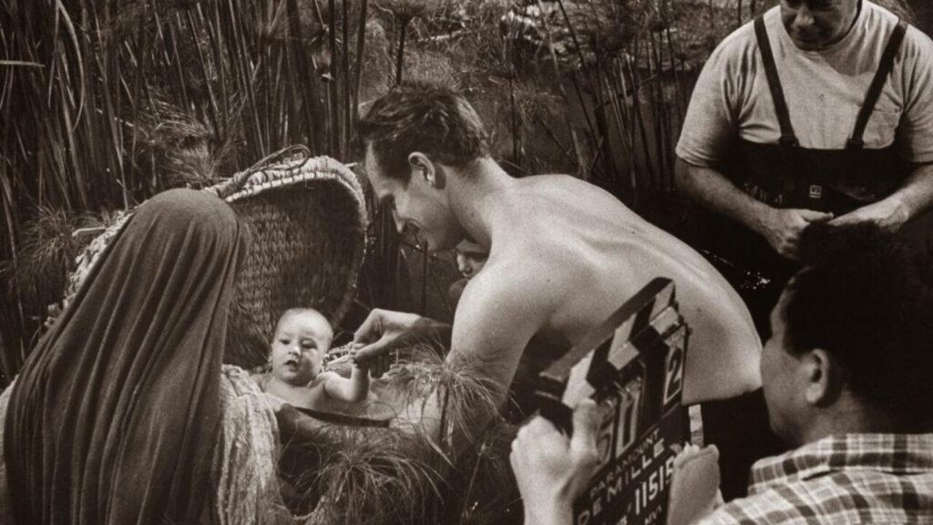 Charlton Heston y su hijo Fraser en 'Los 10 mandamientos'