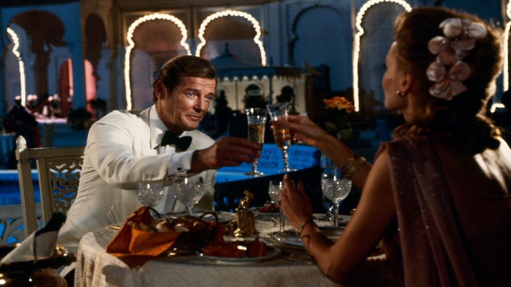 Roger Moore brindando en una película de James Bond