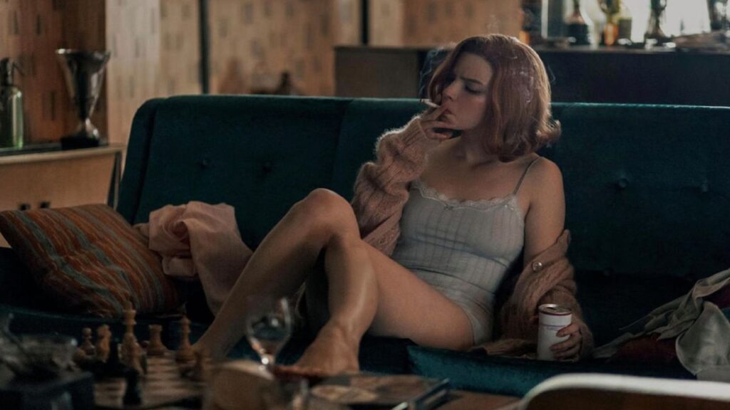 Beth Harmon borracha y fumando en 'Gambito de dama'