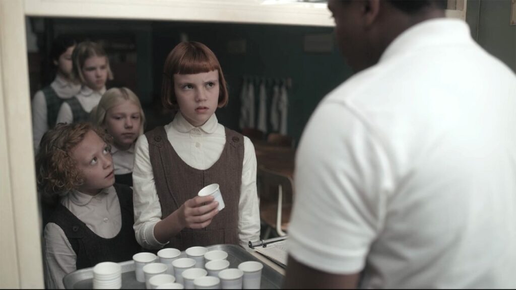 Beth Harmon de niña en 'Gambito de dama'