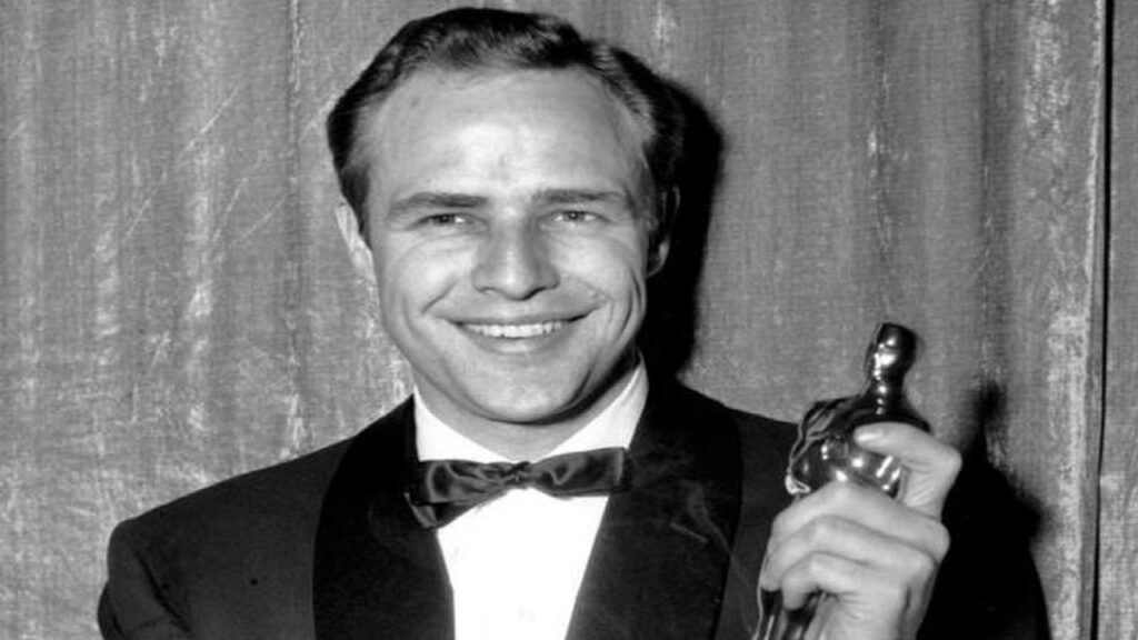 Marlon Brando con el óscar por 'La ley del silencio'