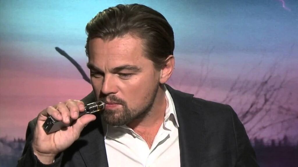 Leonardo DiCaprio con un cigarro electrónico