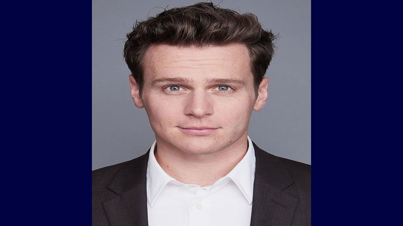Jonathan Groff | Artista Estadounidense con trayectoria en Comedia, Animación y Familiar