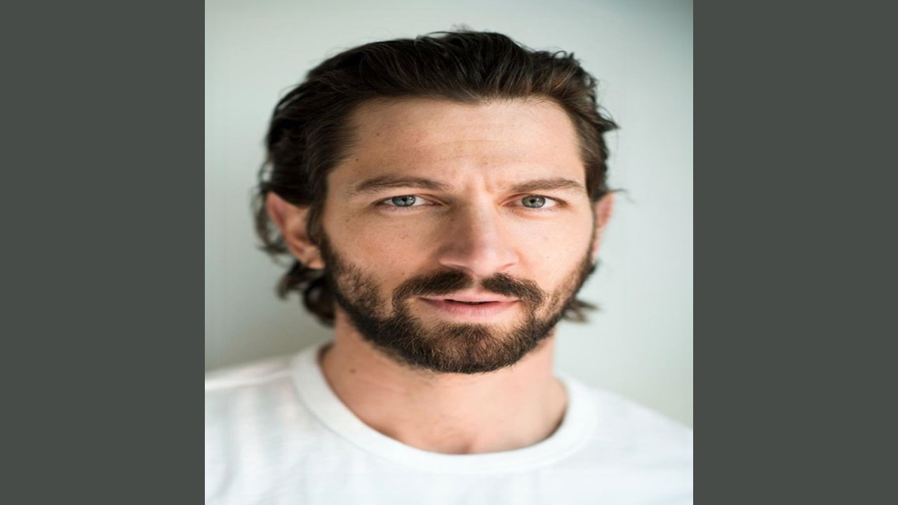 Michiel Huisman (Actor) Michiel Huisman (Actor)