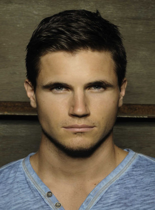 Robbie Amell (Actor)