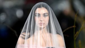 Charli XCX firma la banda sonora de ‘Cumbres Borrascosas’