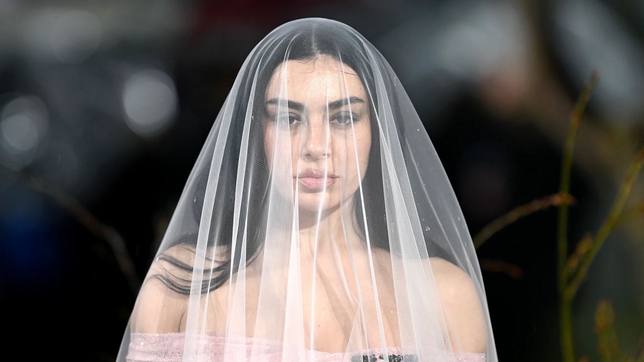 Charli XCX firma la banda sonora de ‘Cumbres Borrascosas’