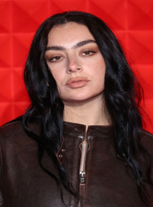 Charli xcx (Presentadora)