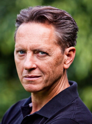 Richard E. Grant (Presentador)