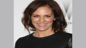 Annabeth Gish (Presentadora)