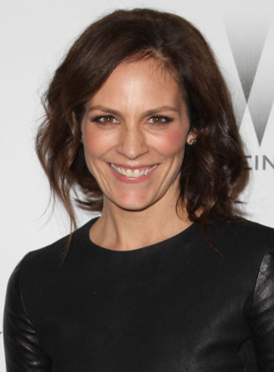 Annabeth Gish (Presentadora)