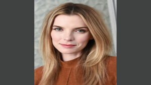 Betty Gilpin (Presentadora)