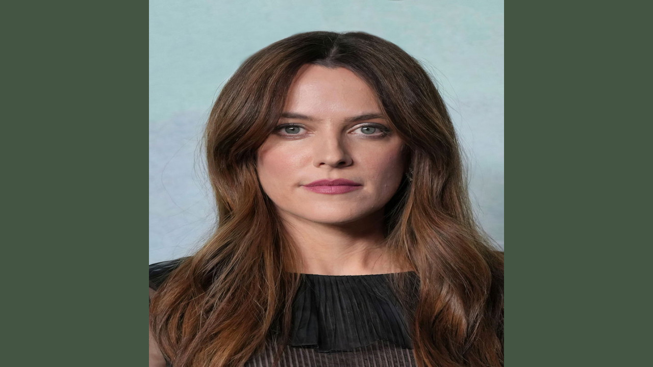 Riley Keough (Presentadora)