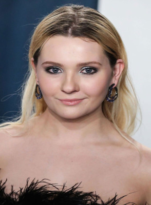 Abigail Breslin (Presentadora)
