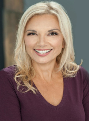 Teryl Rothery (Presentadora)
